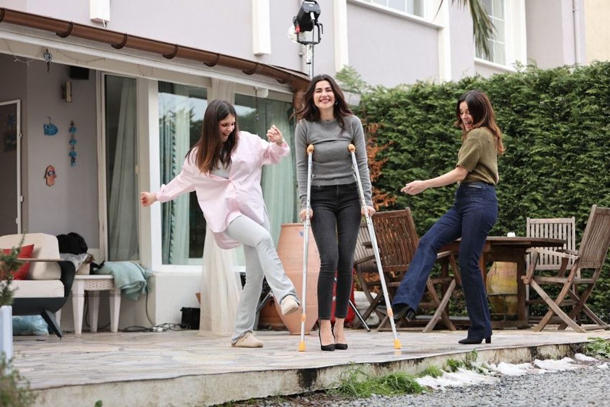 Aşırı spor hastanelik etmişti: Nesrin Cavadzade, Sandık Kokusu setine koltuk değnekleriyle dönebildi 3