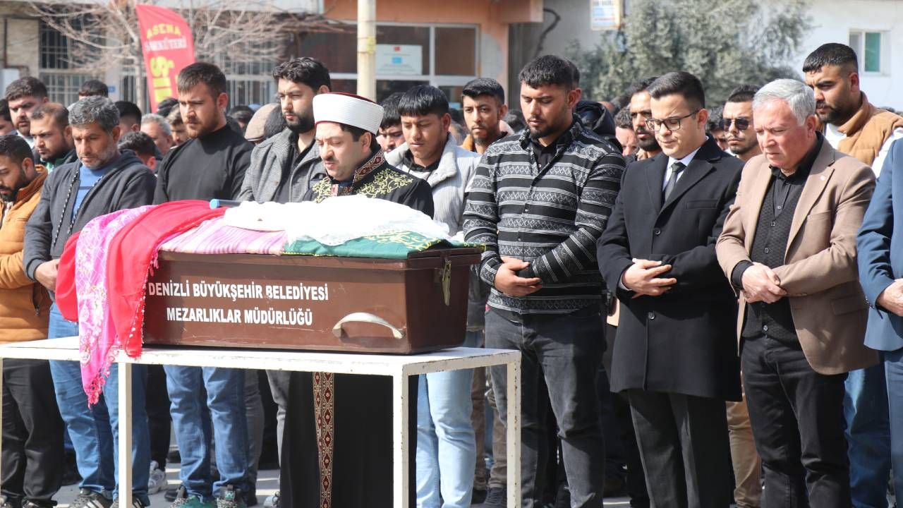 Denizli'nin talihsiz yavrusu Nazlı'yı bütün mahalle son yolculuğuna uğurladı 7