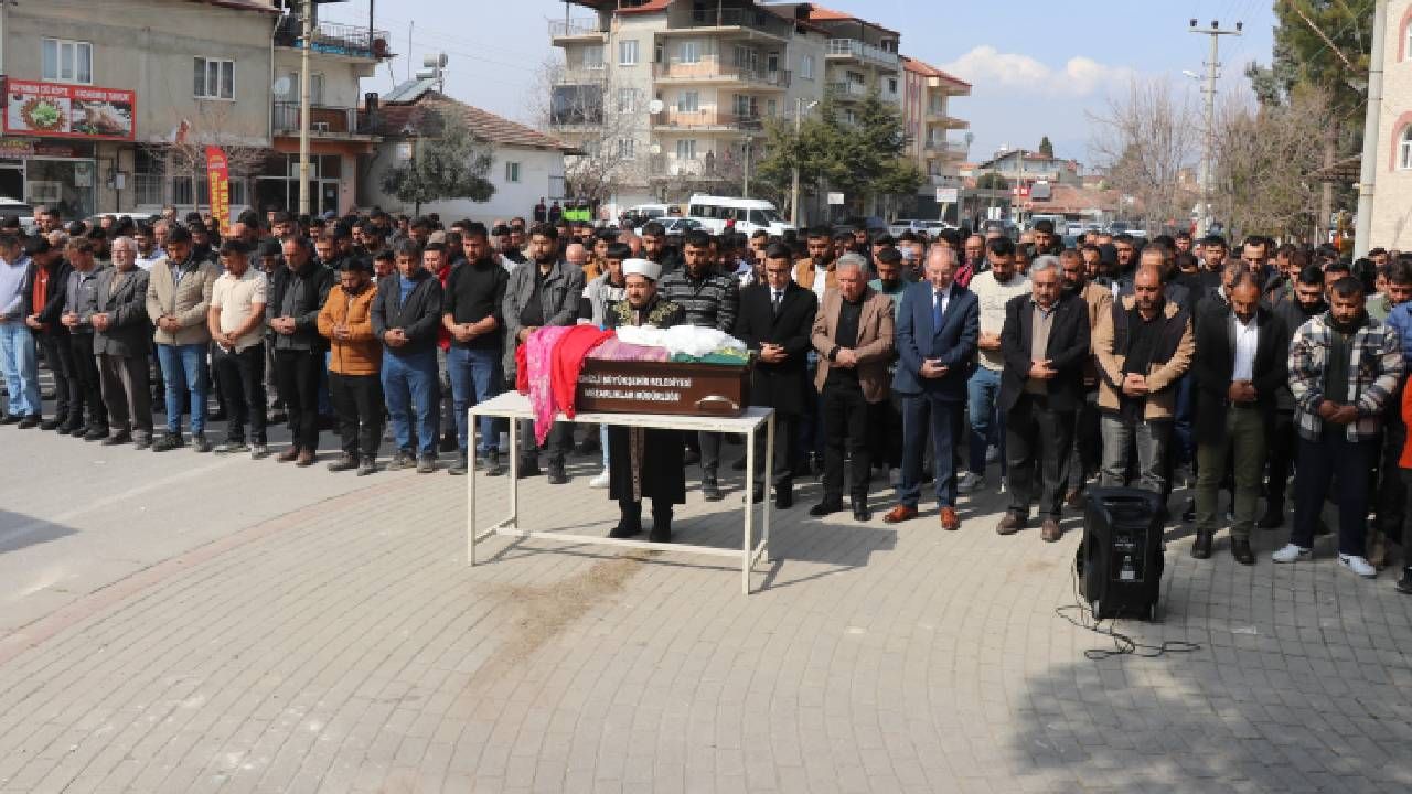 Denizli'nin talihsiz yavrusu Nazlı'yı bütün mahalle son yolculuğuna uğurladı 6