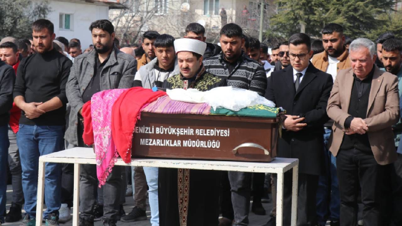 Denizli'nin talihsiz yavrusu Nazlı'yı bütün mahalle son yolculuğuna uğurladı 5