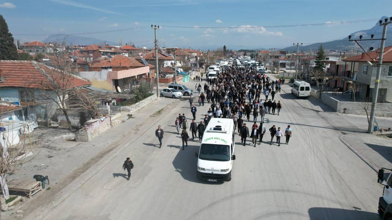 Denizli'nin talihsiz yavrusu Nazlı'yı bütün mahalle son yolculuğuna uğurladı 1