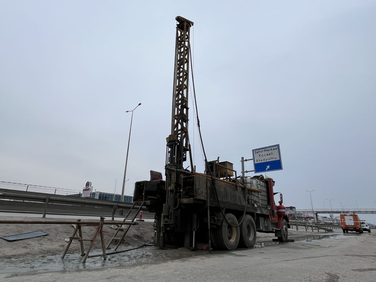 Kocaeli'de metro sondajı sırasında yer altından gaz fışkırdı 2