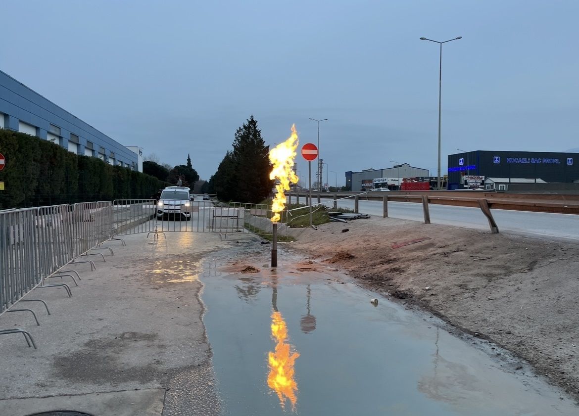 Kocaeli'de metro sondajı sırasında yer altından gaz fışkırdı 1