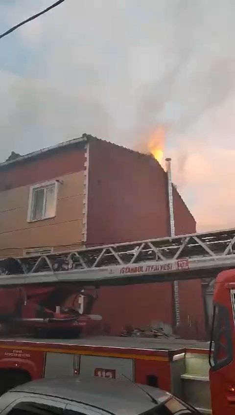 Alevler binanın çatısını sardı! Küçükçekmece'de korkunç yangın! Aniden alev aldı! 1