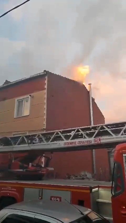 Alevler binanın çatısını sardı! Küçükçekmece'de korkunç yangın! Aniden alev aldı! 2