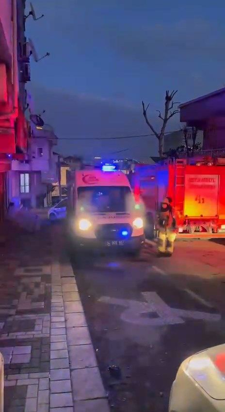 Alevler binanın çatısını sardı! Küçükçekmece'de korkunç yangın! Aniden alev aldı! 4