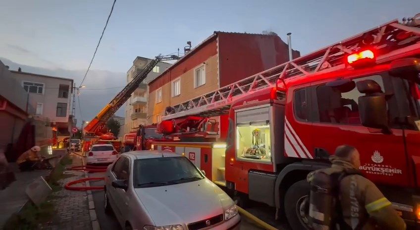 Alevler binanın çatısını sardı! Küçükçekmece'de korkunç yangın! Aniden alev aldı! 5
