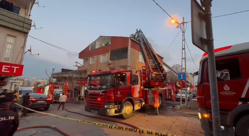Alevler binanın çatısını sardı! Küçükçekmece'de korkunç yangın! Aniden alev aldı! 6