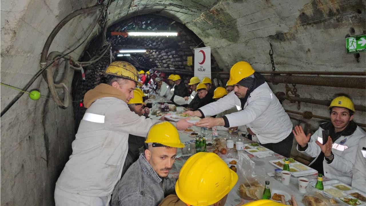 Zonguldak'ta madenci iftarı; oruçlarını grizu patlamasında ölen arkadaşlarına dua ederek açtılar 7