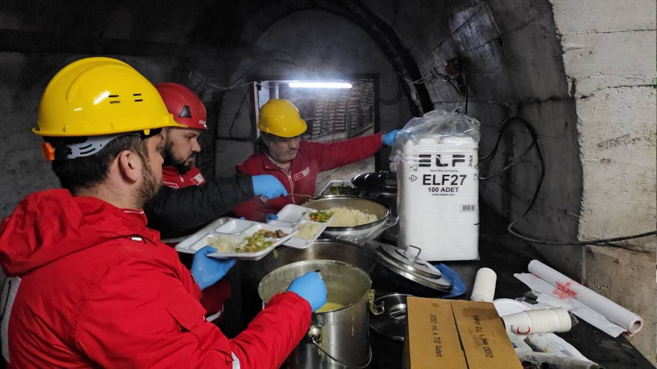Zonguldak'ta madenci iftarı; oruçlarını grizu patlamasında ölen arkadaşlarına dua ederek açtılar 6