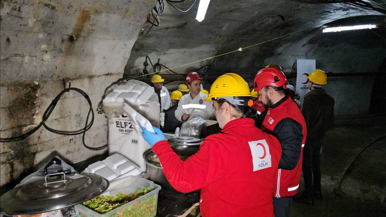 Zonguldak'ta madenci iftarı; oruçlarını grizu patlamasında ölen arkadaşlarına dua ederek açtılar 4
