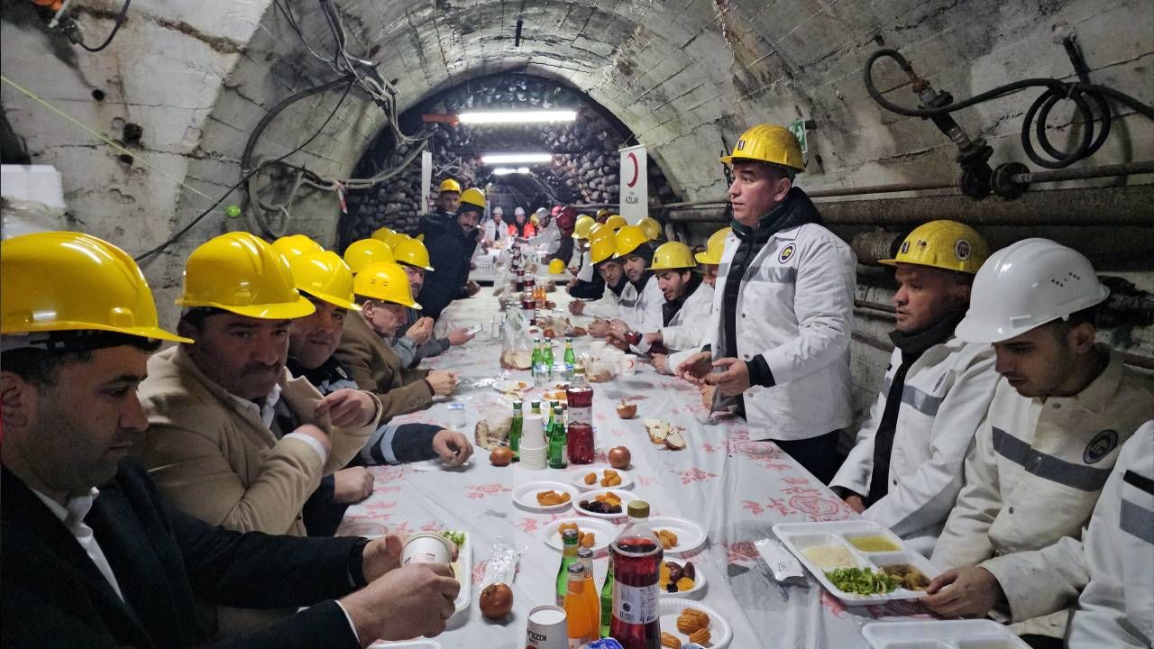 Zonguldak'ta madenci iftarı; oruçlarını grizu patlamasında ölen arkadaşlarına dua ederek açtılar 2