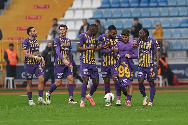 Süper Lig'de puan farkı 4'e indi, şampiyonluk oranları güncellendi! Zirve yarışı alt üst oldu... 11
