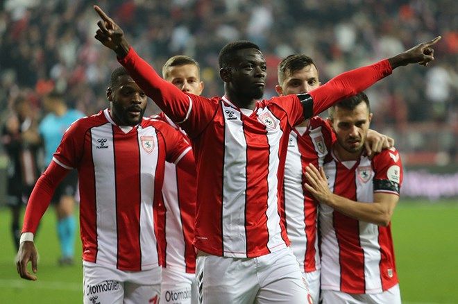 Süper Lig'de puan farkı 4'e indi, şampiyonluk oranları güncellendi! Zirve yarışı alt üst oldu... 14