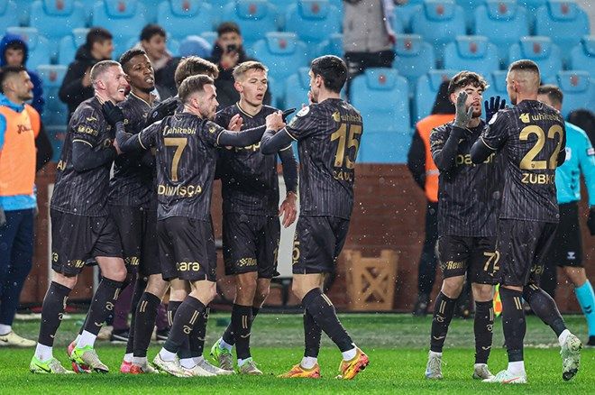 Süper Lig'de puan farkı 4'e indi, şampiyonluk oranları güncellendi! Zirve yarışı alt üst oldu... 4