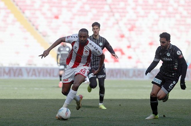 Süper Lig'de puan farkı 4'e indi, şampiyonluk oranları güncellendi! Zirve yarışı alt üst oldu... 5