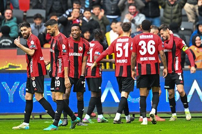 Süper Lig'de puan farkı 4'e indi, şampiyonluk oranları güncellendi! Zirve yarışı alt üst oldu... 9