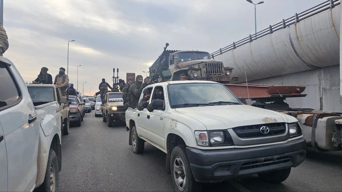 Suriye'de hareketli gece: Lazkiye'de devrik rejim unsurlarına operasyon! En az 70 kişi öldü... Devrik rejimin eski istihbarat şefi yakalandı! 13