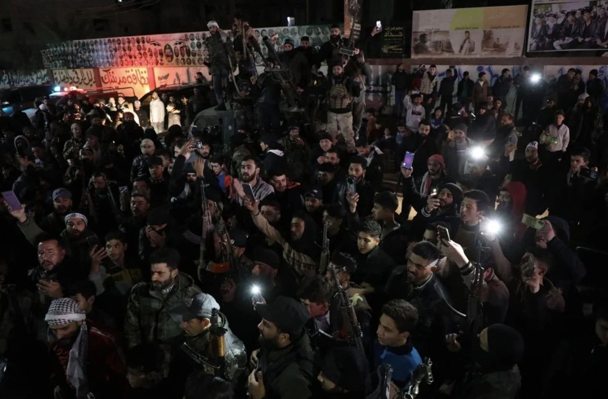 Suriye'de hareketli gece: Lazkiye'de devrik rejim unsurlarına operasyon! En az 70 kişi öldü... Devrik rejimin eski istihbarat şefi yakalandı! 3