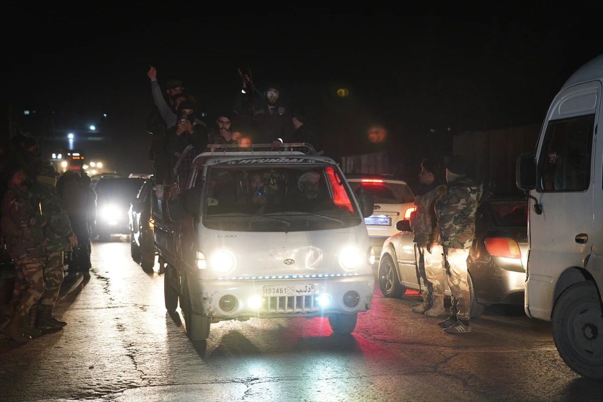 Suriye'de hareketli gece: Lazkiye'de devrik rejim unsurlarına operasyon! En az 70 kişi öldü... Devrik rejimin eski istihbarat şefi yakalandı! 7