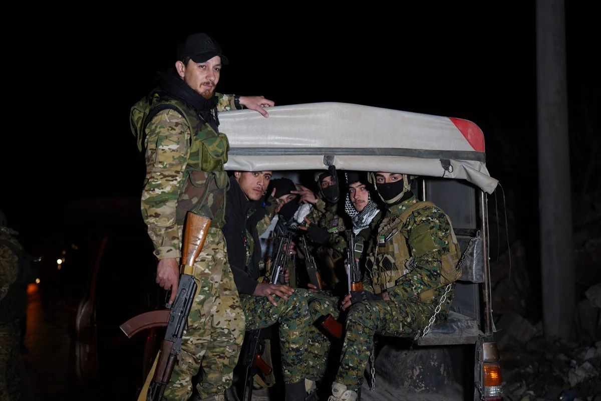 Suriye'de hareketli gece: Lazkiye'de devrik rejim unsurlarına operasyon! En az 70 kişi öldü... Devrik rejimin eski istihbarat şefi yakalandı! 6