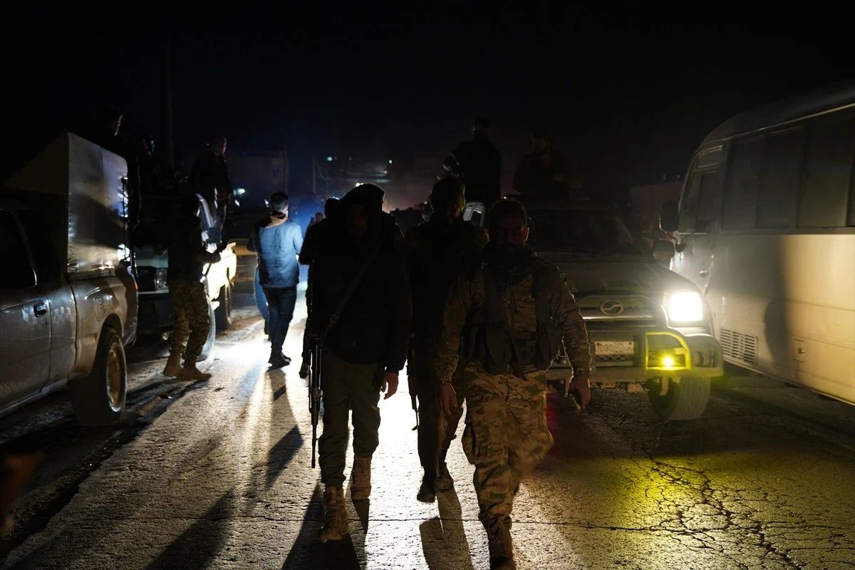 Suriye'de hareketli gece: Lazkiye'de devrik rejim unsurlarına operasyon! En az 70 kişi öldü... Devrik rejimin eski istihbarat şefi yakalandı! 5