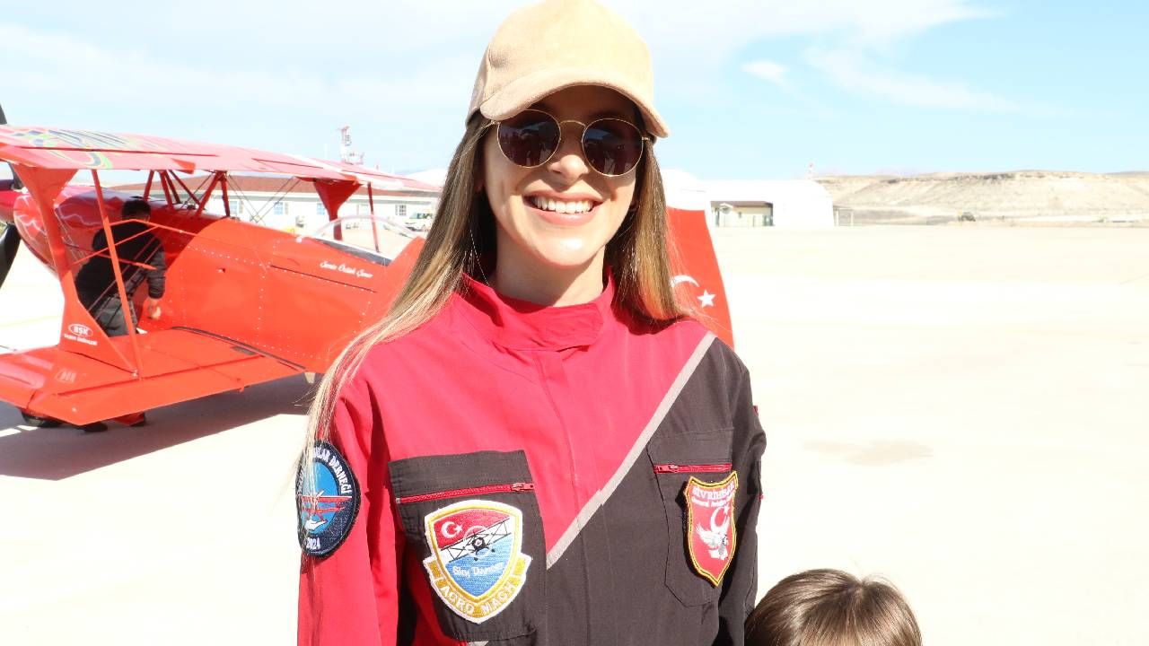 Akrobasi pilotu Semin Öztürk Şener'den 8 Mart Dünya Kadınlar Günü'ne özel gösteri 8