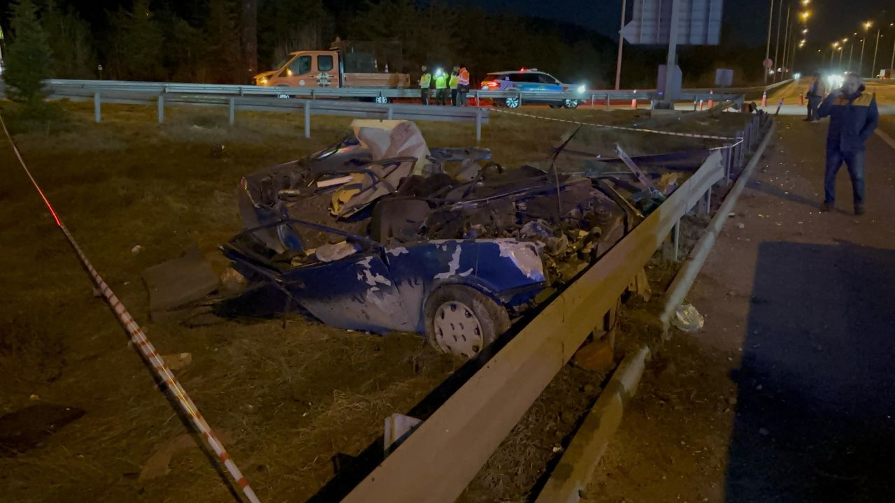 TEM Otoyolu'nun Bolu geçişinde feci kaza! TOFAŞ kağıt gibi ezildi: 3 ölü 5