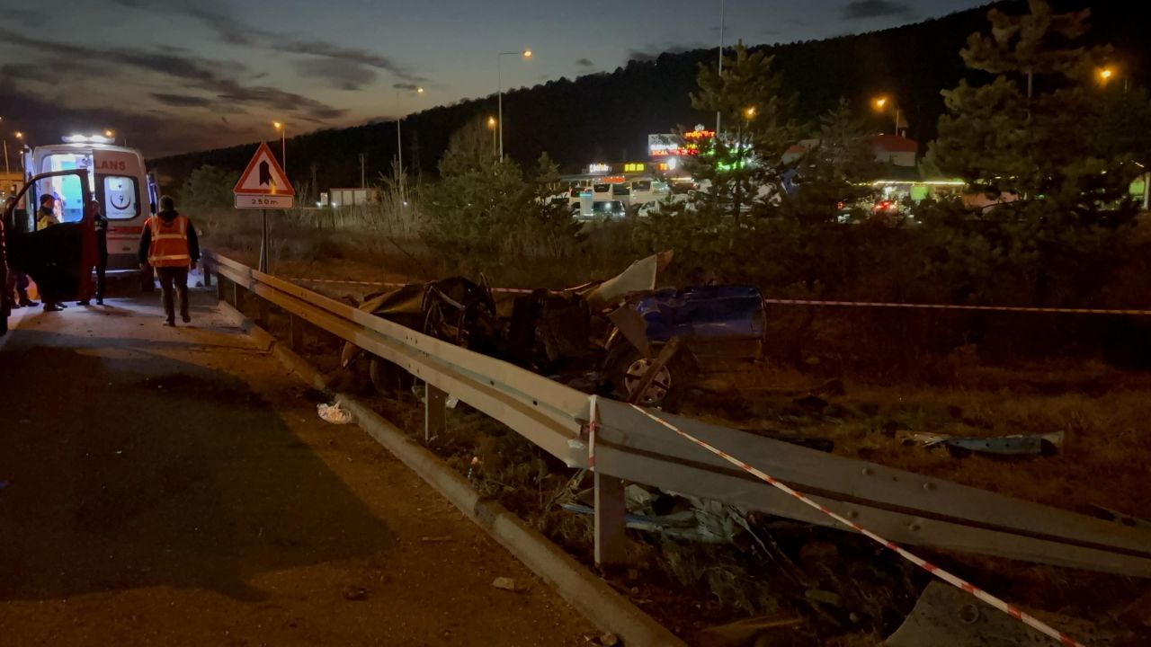 TEM Otoyolu'nun Bolu geçişinde feci kaza! TOFAŞ kağıt gibi ezildi: 3 ölü 3