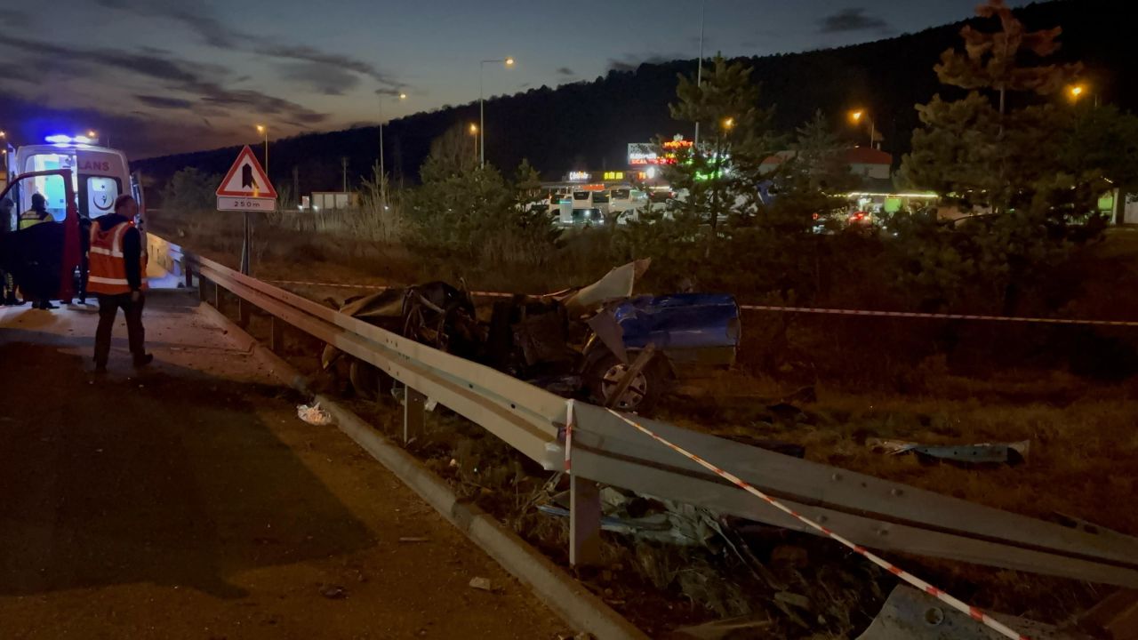 TEM Otoyolu'nun Bolu geçişinde feci kaza! TOFAŞ kağıt gibi ezildi: 3 ölü 2