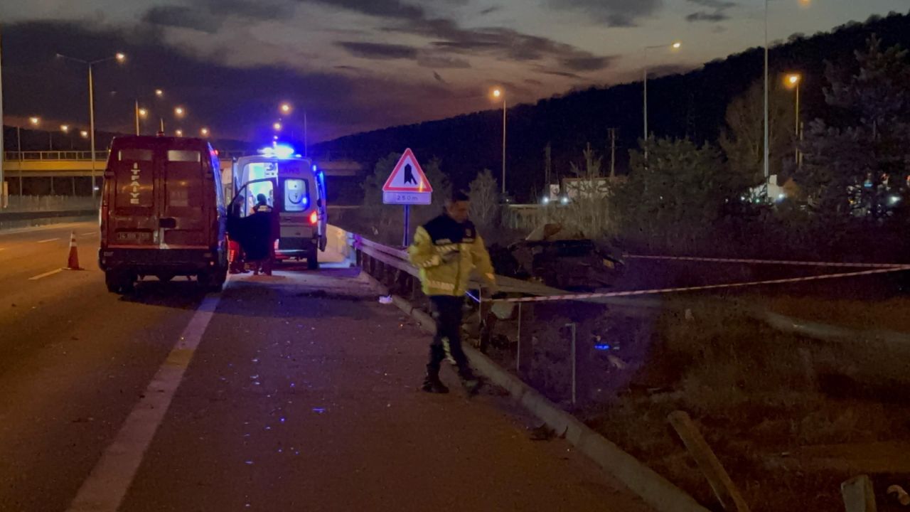 TEM Otoyolu'nun Bolu geçişinde feci kaza! TOFAŞ kağıt gibi ezildi: 3 ölü 1