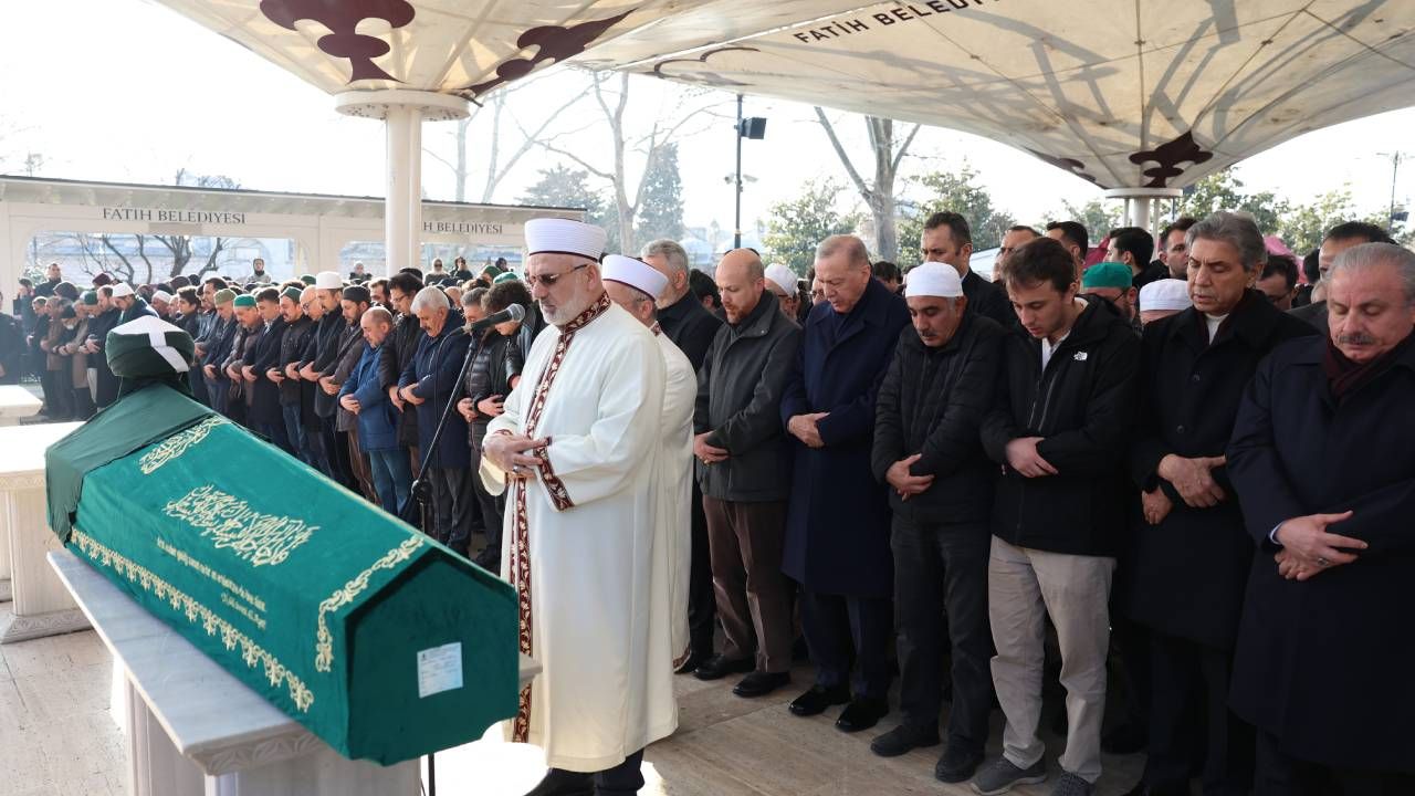 Cumhurbaşkanı Erdoğan, Kasım Yağcıoğlu'nun cenazesine katıldı, tabutuna omuz verdi 6