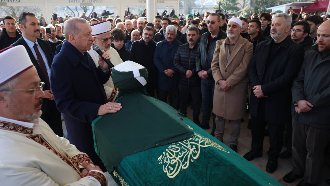 Cumhurbaşkanı Erdoğan, Kasım Yağcıoğlu'nun cenazesine katıldı, tabutuna omuz verdi 3