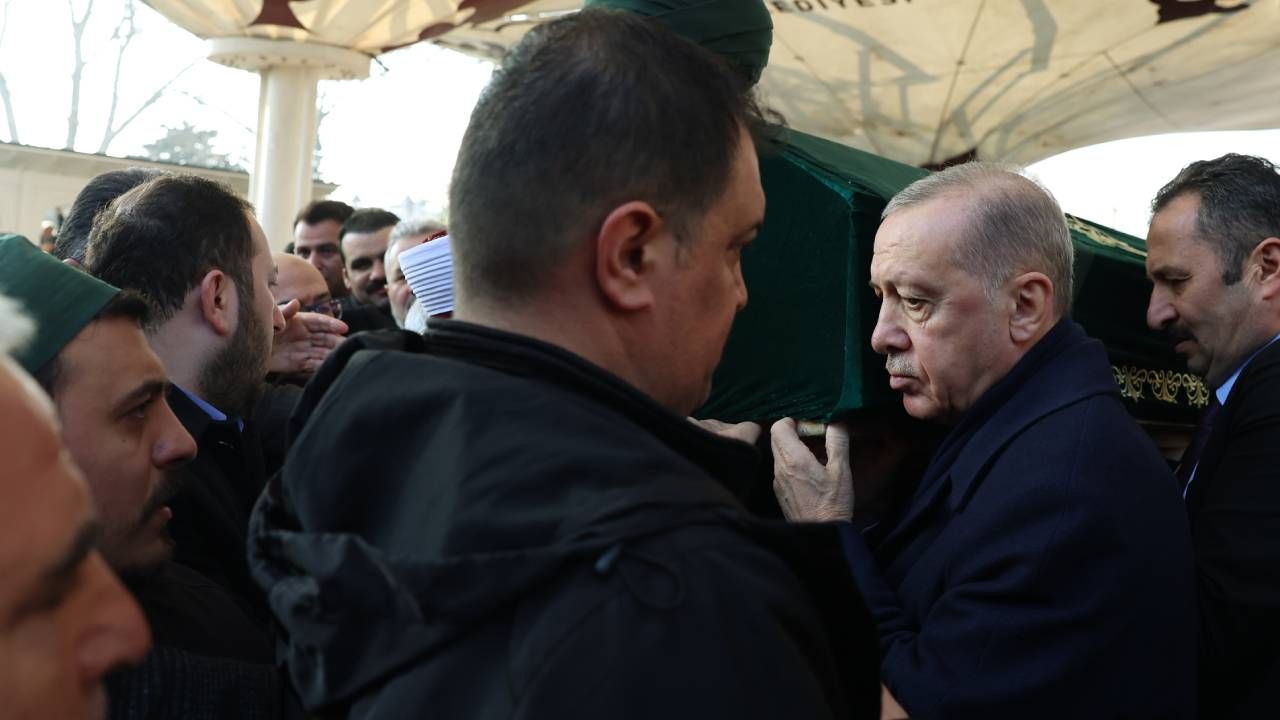Cumhurbaşkanı Erdoğan, Kasım Yağcıoğlu'nun cenazesine katıldı, tabutuna omuz verdi 2