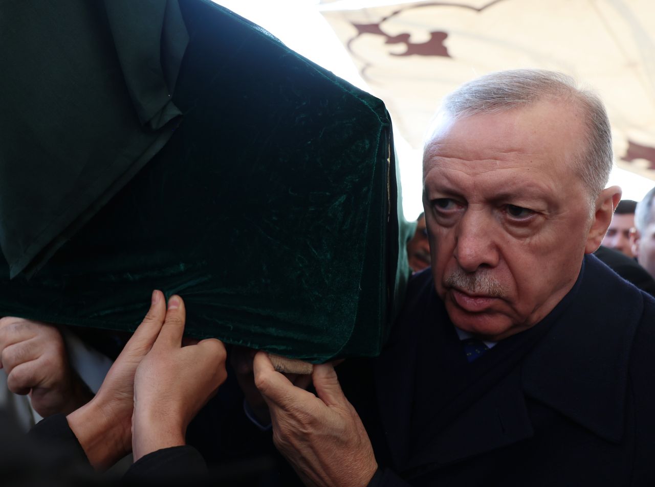 Cumhurbaşkanı Erdoğan, Kasım Yağcıoğlu'nun cenazesine katıldı, tabutuna omuz verdi 1