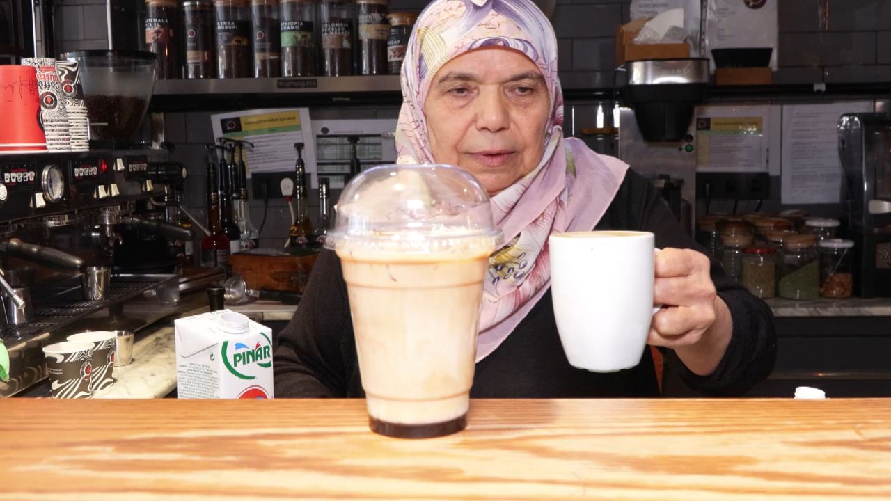Gençlerin ilgi odağı! 70 yaşında 'Barista Teyze' oldu! Sosyal medya onu konuşuyor 5