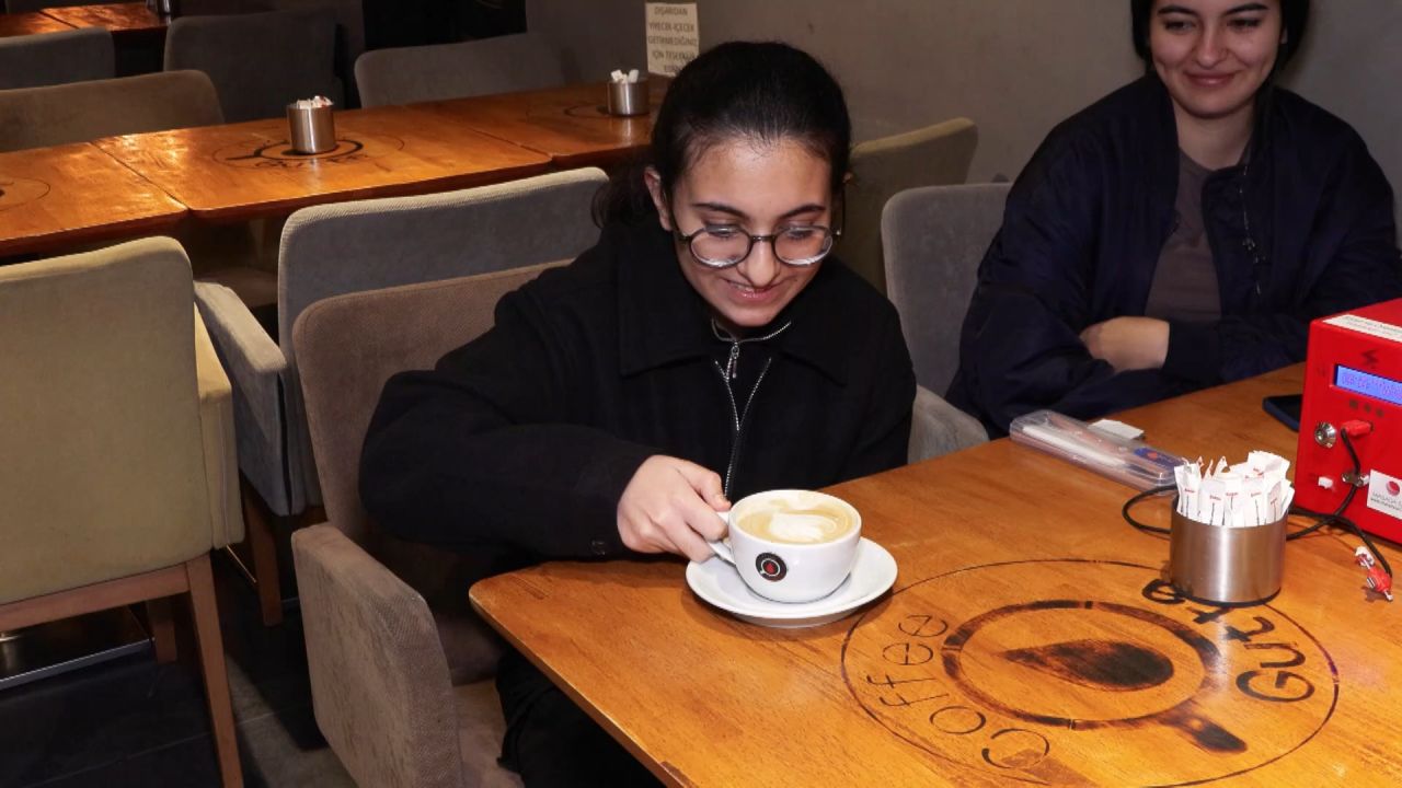 Gençlerin ilgi odağı! 70 yaşında 'Barista Teyze' oldu! Sosyal medya onu konuşuyor 3