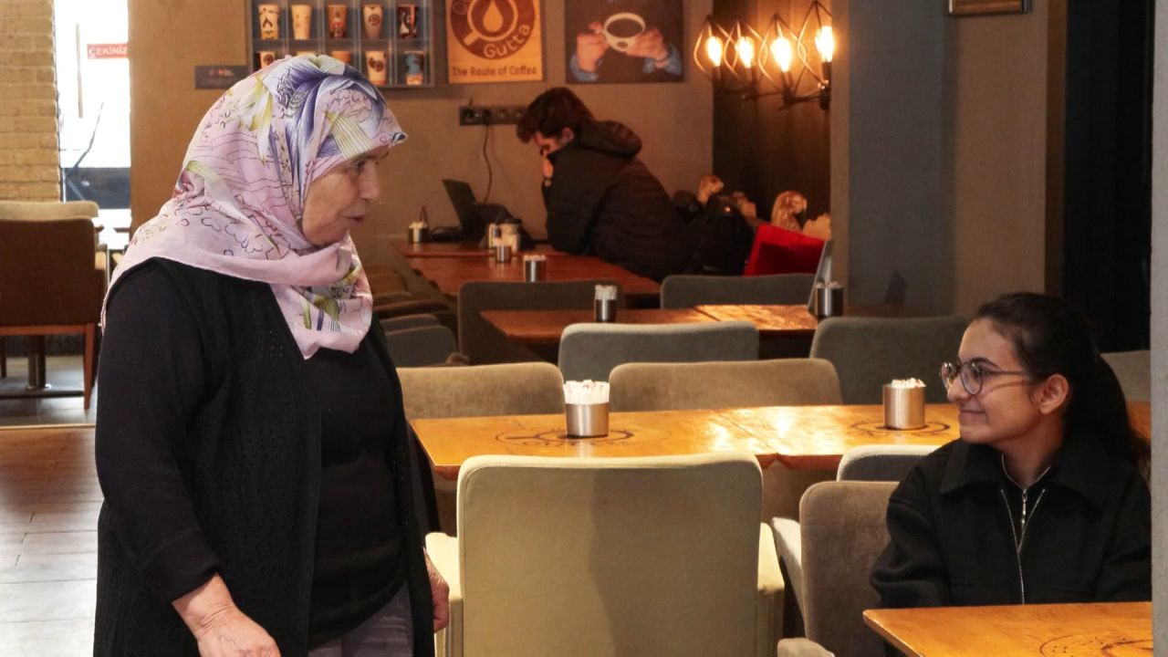 Gençlerin ilgi odağı! 70 yaşında 'Barista Teyze' oldu! Sosyal medya onu konuşuyor 2