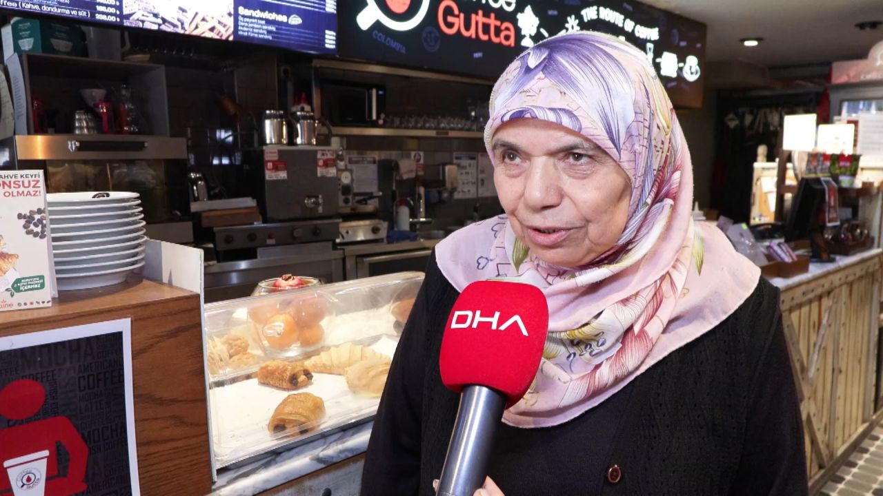Gençlerin ilgi odağı! 70 yaşında 'Barista Teyze' oldu! Sosyal medya onu konuşuyor 1
