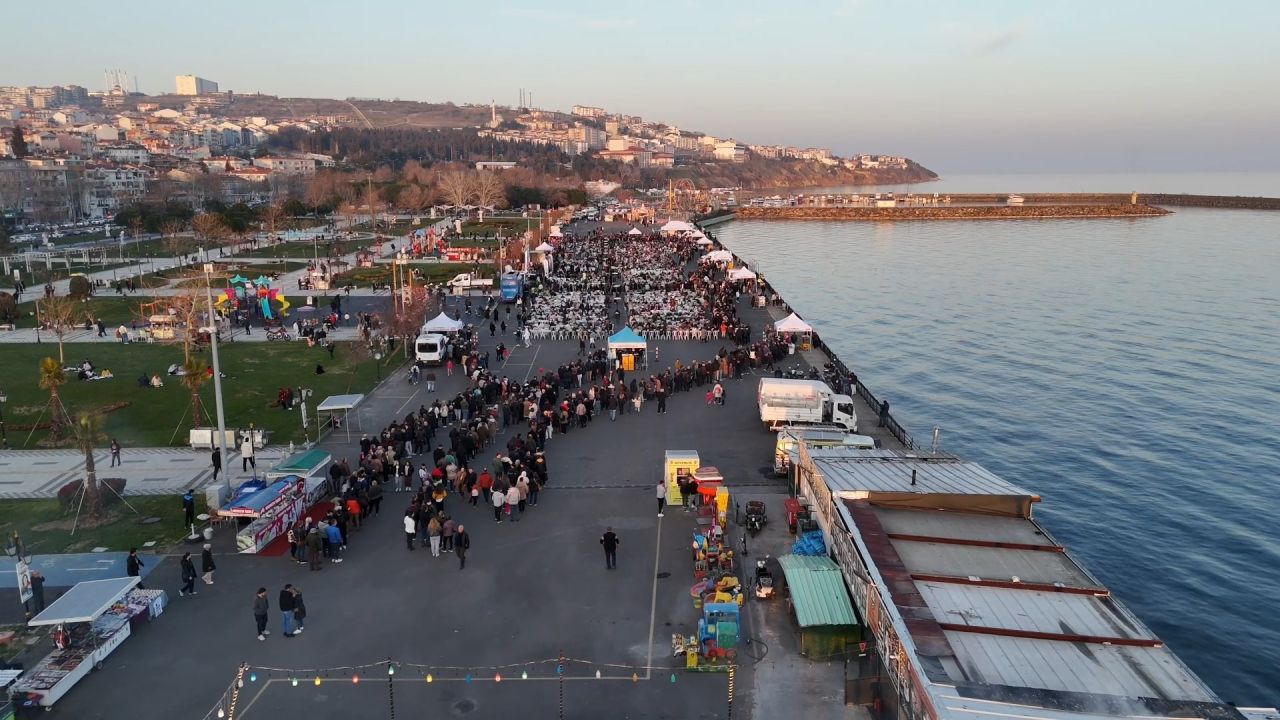 Tekirdağ Büyükşehir Belediyesi'nin  iftarında 'self servis' krizi yaşandı 7