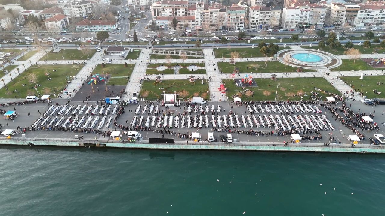 Tekirdağ Büyükşehir Belediyesi'nin  iftarında 'self servis' krizi yaşandı 6