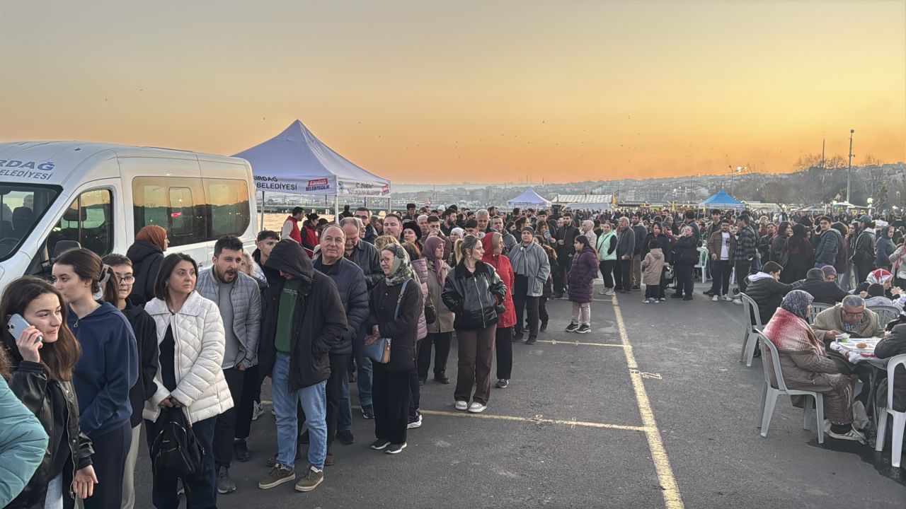 Tekirdağ Büyükşehir Belediyesi'nin  iftarında 'self servis' krizi yaşandı 4