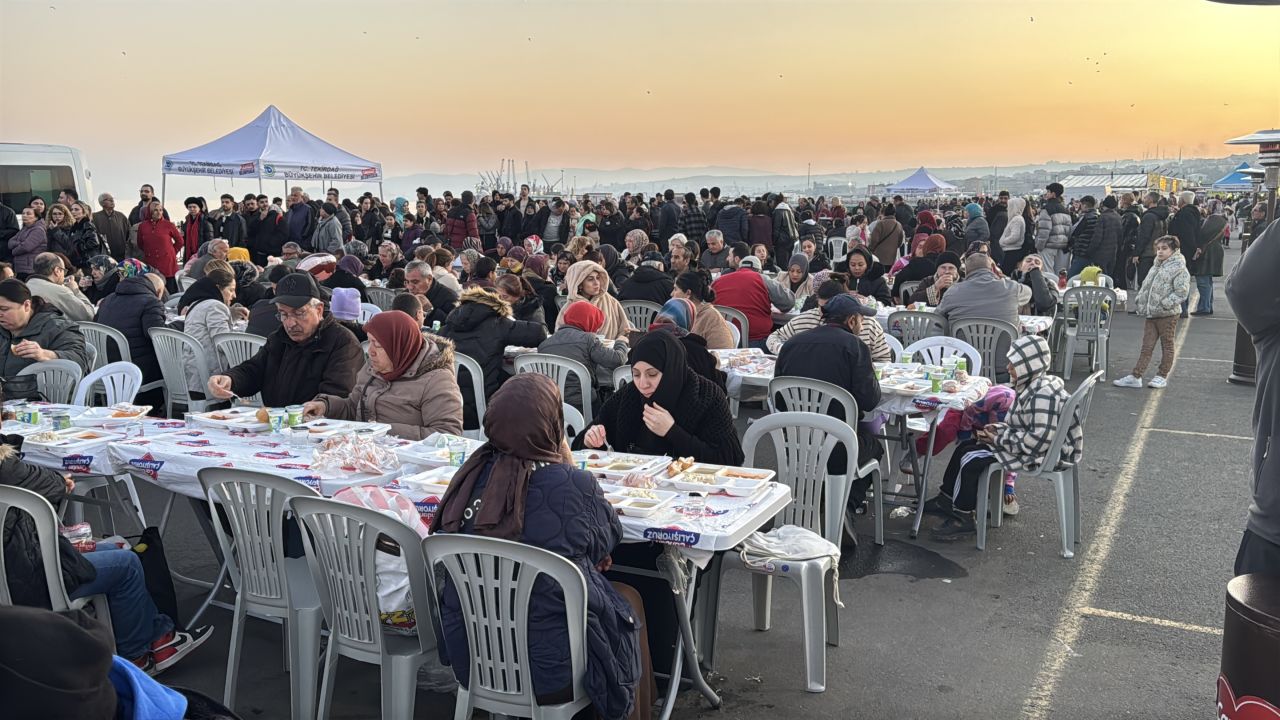 Tekirdağ Büyükşehir Belediyesi'nin  iftarında 'self servis' krizi yaşandı 3
