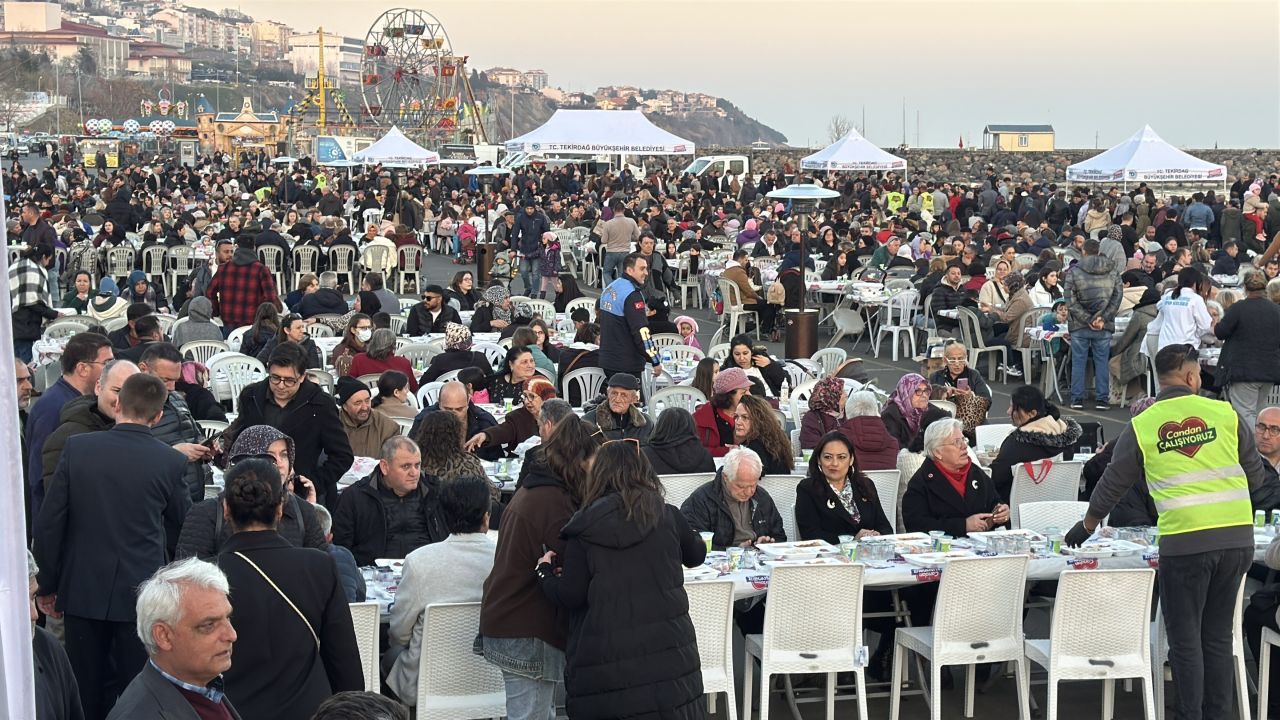 Tekirdağ Büyükşehir Belediyesi'nin  iftarında 'self servis' krizi yaşandı 1