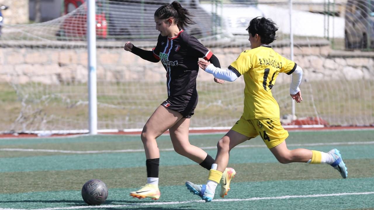 Cezalı antrenör Pınar Konca'dan cin fikir; maçı otobüsün tepesine çıkıp yönetti 2