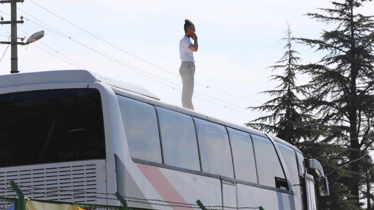 Cezalı antrenör Pınar Konca'dan cin fikir; maçı otobüsün tepesine çıkıp yönetti 8