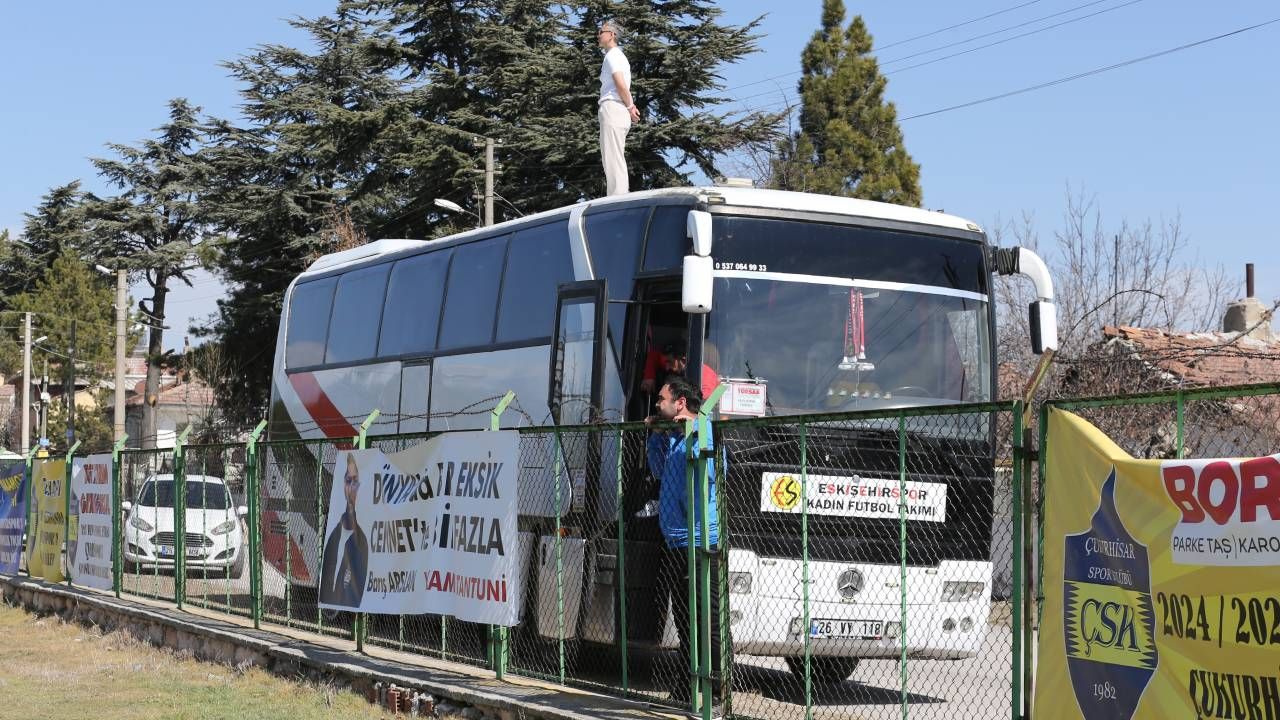 Cezalı antrenör Pınar Konca'dan cin fikir; maçı otobüsün tepesine çıkıp yönetti 5