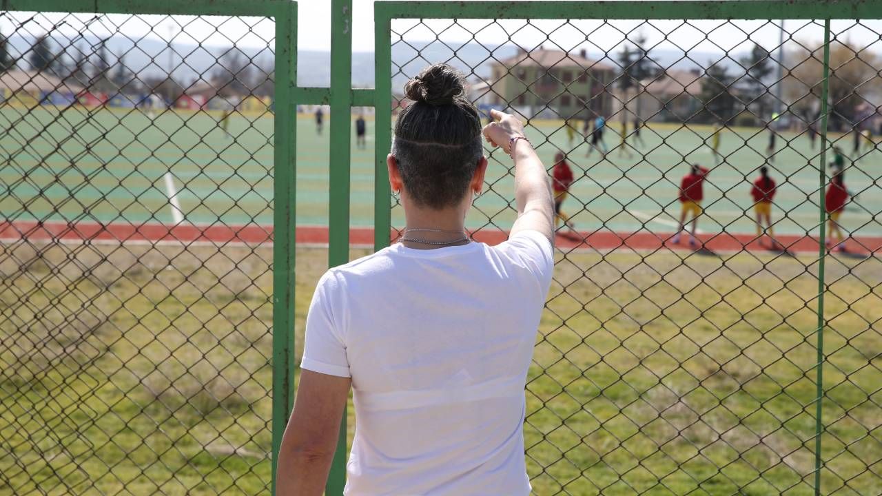 Cezalı antrenör Pınar Konca'dan cin fikir; maçı otobüsün tepesine çıkıp yönetti 3