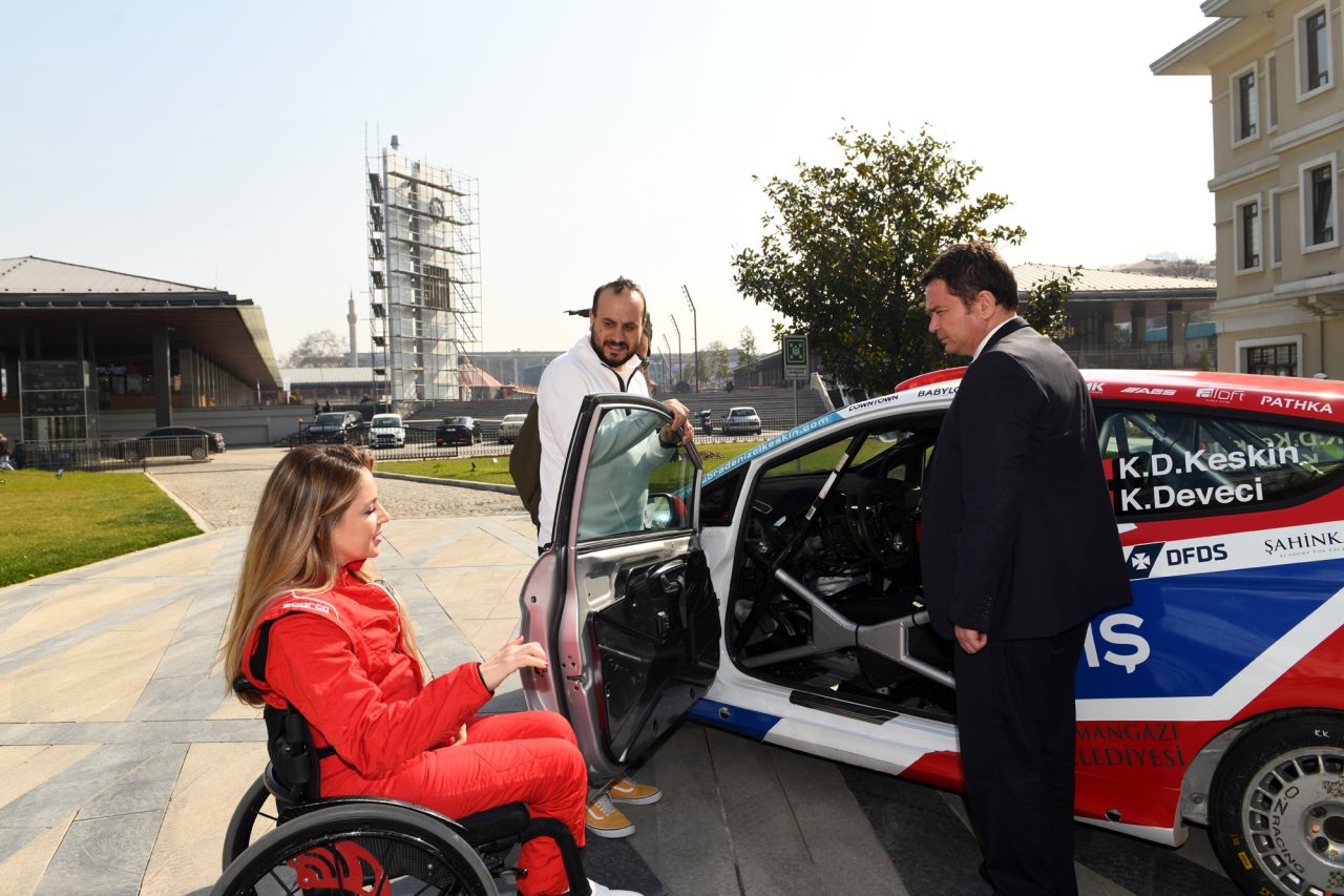 Türkiye'nin ilk engelli kadın pilotu Kübra Keskin, Ege Rallisi’nde piste çıkacak 4