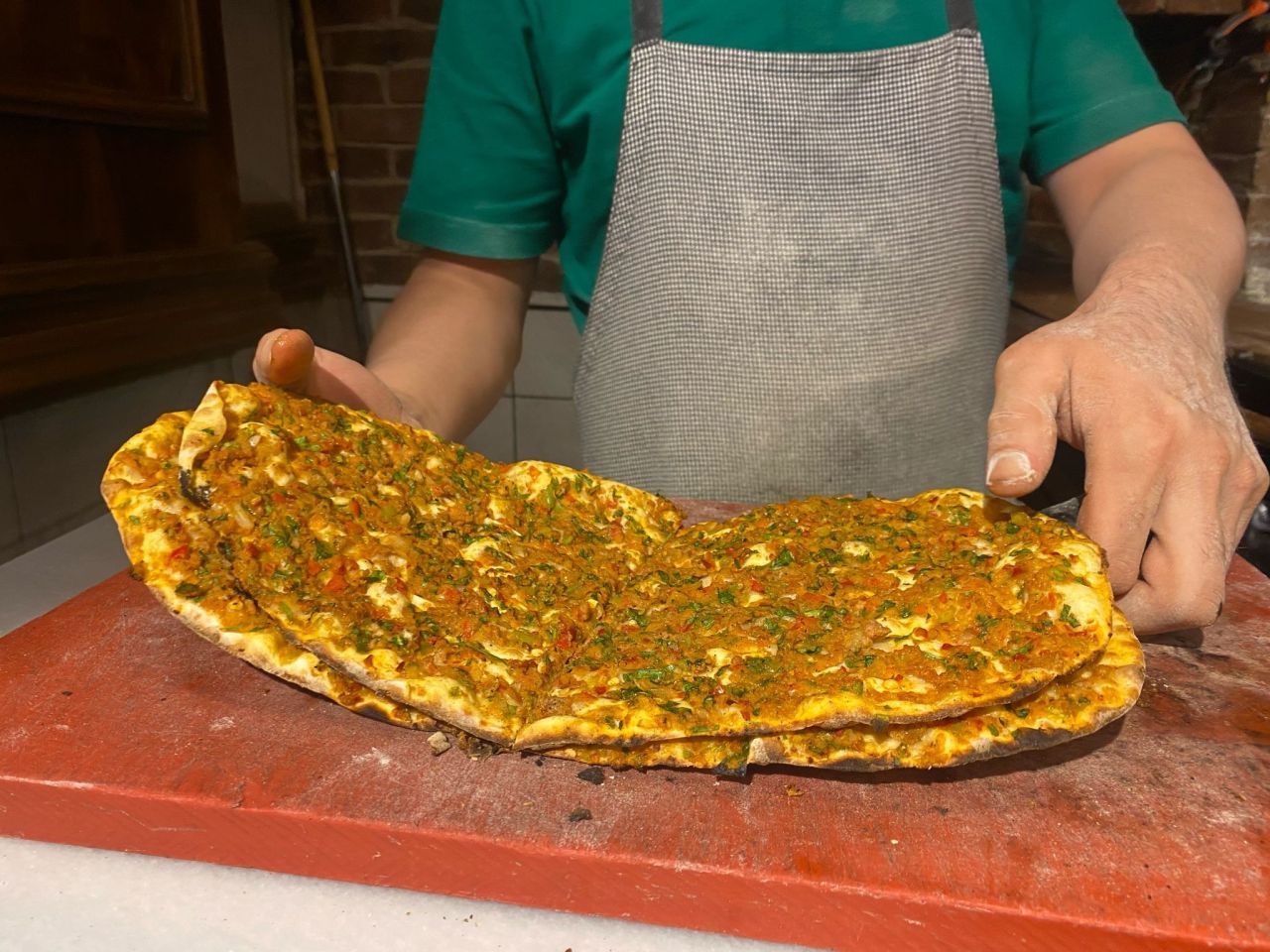 İstanbul'da lahmacunun fiyatı tartışma konusu oldu; 60 liraya da var 250 liraya da 9
